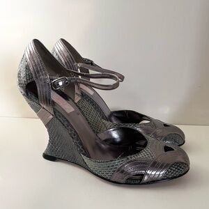 Hold Y2k JLo snakeskin heels